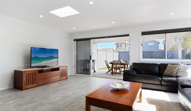 'Birubi Breezes', 2/7 Fitzroy St - Large Duplex with Air Conditioning, WIFI & only 5 minute walk to the beach