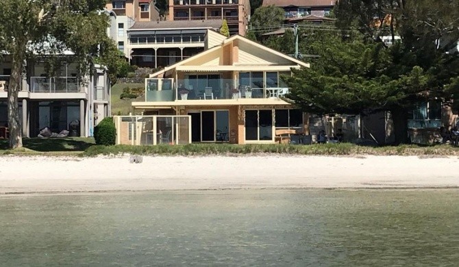 Sandy Beach House - Corlette Waterfront