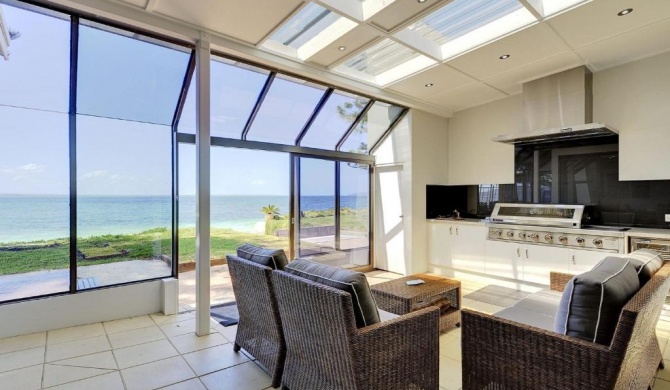 Whispering Sands', 10 Sandy Point Road - Luxury waterfront home with aircon, WIFI & Foxtel