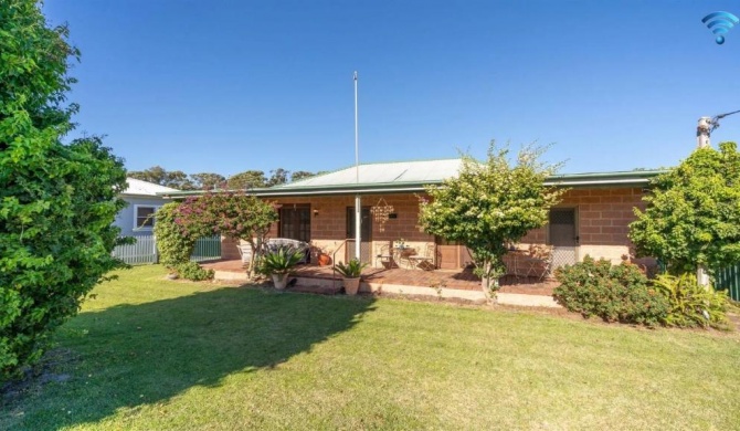 Cudgee - quaint cottage with separate cabin