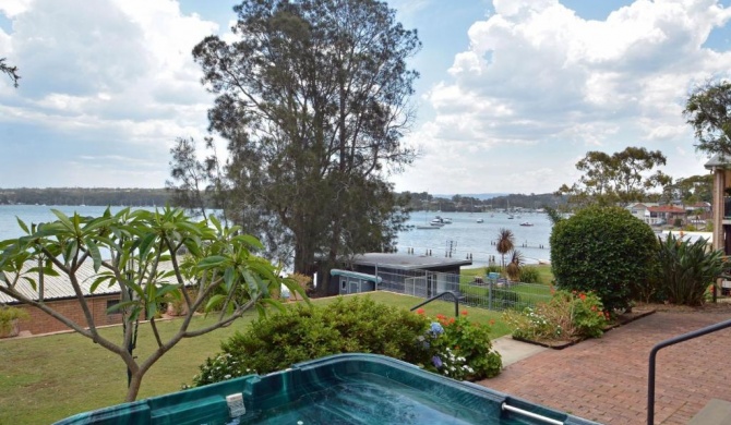 The House on the Lake @ Fishing Point, Lake Macquarie - honestly put the line in and catch fish