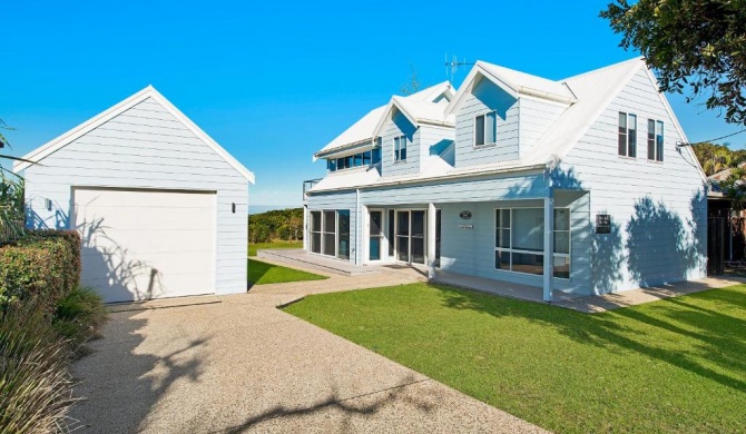 Middle Rock Beach House - Beach Front, Lake Cathie