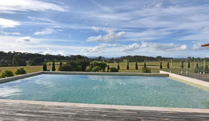 Noble Willow Estate Lovedale. Super Spacious, with views and pool