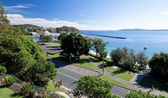 1 'Kiah', 53 Victoria Parade - stunning views, wifi, aircon, just across the road to the water