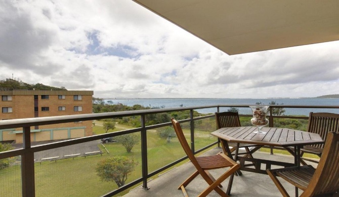 11 'Promenade' 8 Intrepid Close - air conditioned unit with beautiful water views