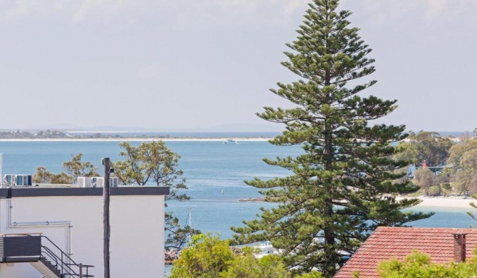 13 'Cote D'Azur', 61 Donald Street - Lovely unit with air con, pool, lift and WiFi