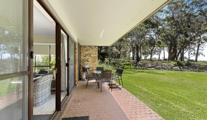 19 'Bay Parklands', 2 Gowrie Avenue - ground floor renovated unit with water views & WIFI
