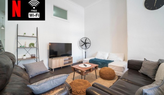 NEWTOWN - Large Stylish 2 Bedroom OASIS fits 8 PEOPLE - Free Netflix, Fast Wi-Fi