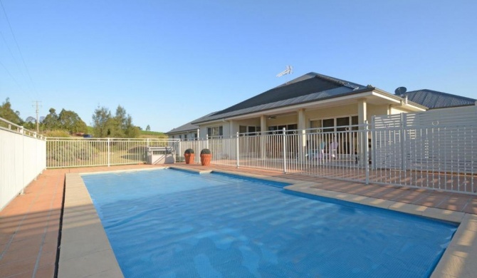 Silver Springs 6br Luxury Homestead with Wifi, Pool. Fireplace, Views, Olives and Space