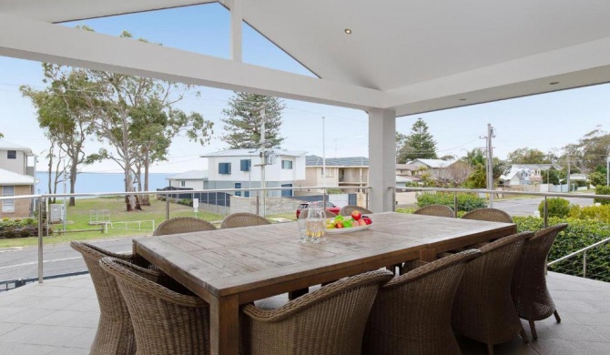 Beauty and the Beach', 88 Foreshore Drive - large home with WIFI & water views