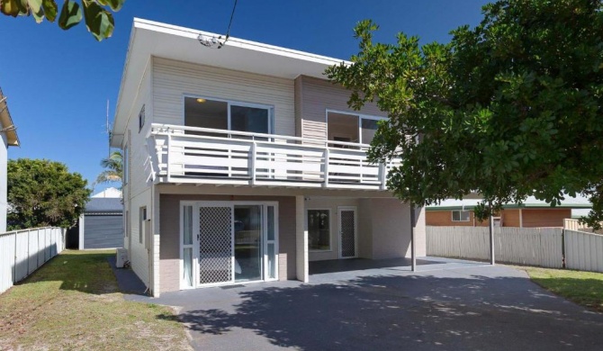 'SeaHaven', 2 Richardson Ave - Large home with Aircon, Smart TV, WIFI, Netflix & Boat Parking