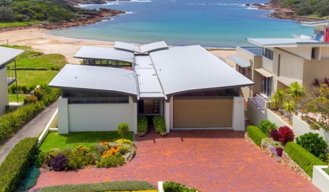 Sails on the Beachfront - Exclusive Seaside Home